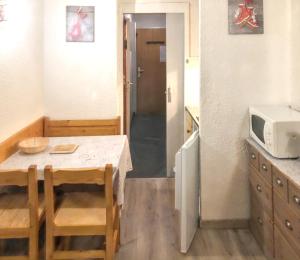Kuchyň nebo kuchyňský kout v ubytování Studio familial avec balcon à Modane 18 m² vue montagne + 2 fotografie