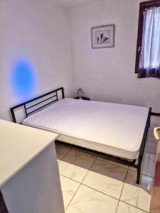 En eller flere senge i et værelse på Appartement cosy à Gruissan, piscine partagée, 25 m²