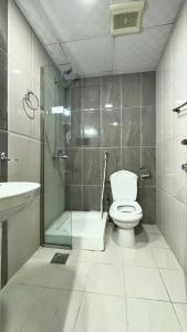 Un baño con ducha, inodoro y lavabo. en فندق مضياف الافانين, en La Meca