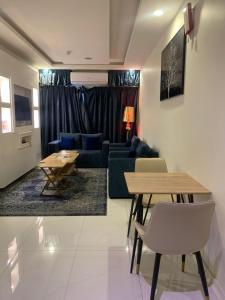 ein Wohnzimmer mit Sofa und Tisch in der Unterkunft شقق درة المزهر المخدومة in Riad
