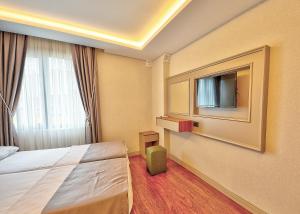 Postel nebo postele na pokoji v ubytování Kalkan Hotel