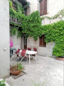 Vonkajšia záhrada v ubytovaní Studio charmant à Néris-les-Bains - 25 m² avec terrasse