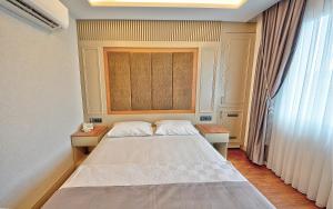 Postel nebo postele na pokoji v ubytování Kalkan Hotel