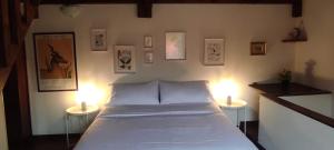 una camera con un letto e due tavoli con lampade di La Casetta degli Innamorati a Sutri