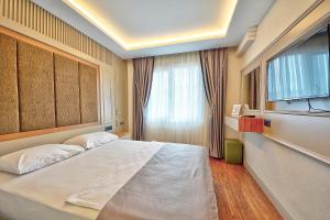 Postel nebo postele na pokoji v ubytování Kalkan Hotel