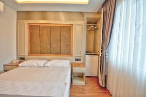 Postel nebo postele na pokoji v ubytování Kalkan Hotel