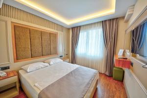 Postel nebo postele na pokoji v ubytování Kalkan Hotel