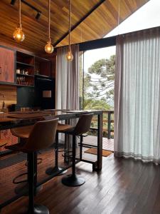 ein Esszimmer mit einem Tisch und einigen Stühlen in der Unterkunft Cabana Ohana, Espaçosa, Aconchegante e Completa in Urubici