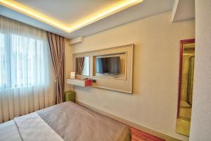 TV a/nebo společenská místnost v ubytování Kalkan Hotel