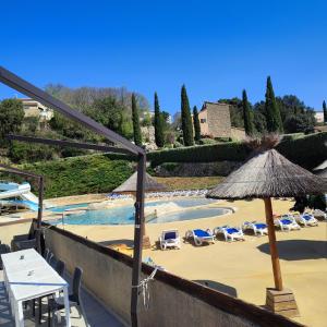 Bazén v ubytovaní Maison charmante à Salavas avec piscine et jardin alebo v jeho blízkosti