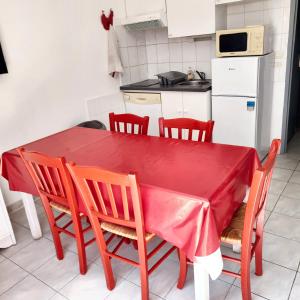 Kuchyňa alebo kuchynka v ubytovaní Maison charmante à Salavas avec piscine et jardin
