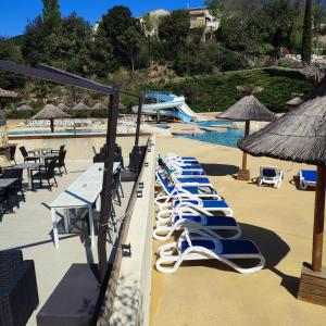 Bazén v ubytovaní Maison charmante à Salavas avec piscine et jardin alebo v jeho blízkosti + 17 fotografií