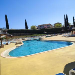 Bazén v ubytovaní Maison charmante à Salavas avec piscine et jardin alebo v jeho blízkosti