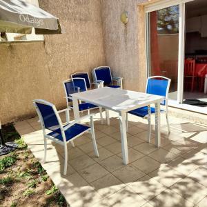Patio alebo iná vonkajšia časť ubytovania Maison charmante à Salavas avec piscine et jardin