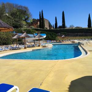 Bazén v ubytovaní Maison charmante à Salavas avec piscine et jardin alebo v jeho blízkosti