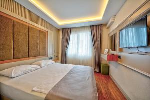 Postel nebo postele na pokoji v ubytování Kalkan Hotel