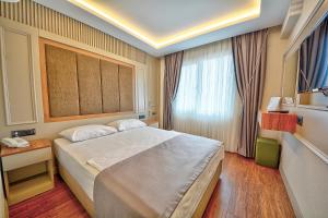 Postel nebo postele na pokoji v ubytování Kalkan Hotel