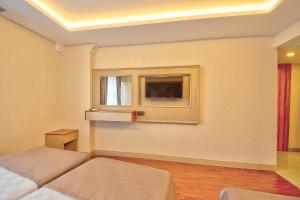 TV a/nebo společenská místnost v ubytování Kalkan Hotel