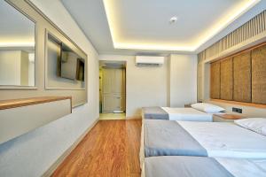 Postel nebo postele na pokoji v ubytování Kalkan Hotel