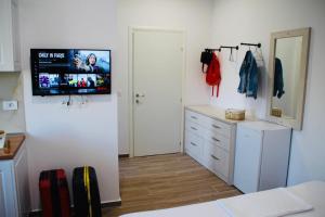Televisyen dan/atau pusat hiburan di SELA RENT- Central Studios & Optional Car Hire