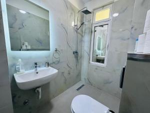 Bilik mandi di SELA RENT- Central Studios & Optional Car Hire +23 gambar