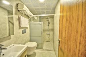 Koupelna v ubytování Kalkan Hotel