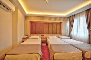 Postel nebo postele na pokoji v ubytování Kalkan Hotel