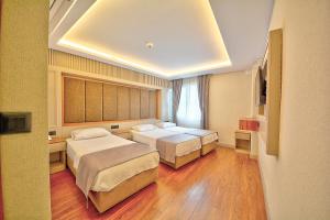 Postel nebo postele na pokoji v ubytování Kalkan Hotel