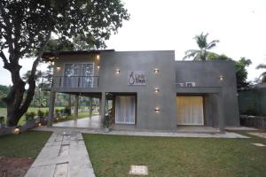 a house in the middle of a yard at Lindy Stays Talpe in Pitiduwa +54 photos