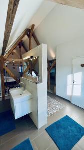 un bagno con lavandino e doccia in vetro di Fachwerk Maisonette Wohnung mit Stadtblick a Waltrop