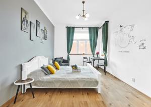 Posezení v ubytování Stylish Apartment in Heart of Žižkov Near Iconic Sites