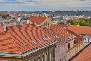 Nespecifikovaný výhled na destinaci Praha nebo výhled na město při pohledu z apartmánu