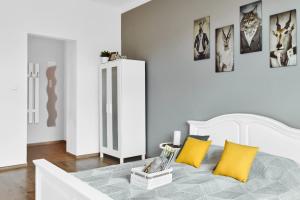 Postel nebo postele na pokoji v ubytování Stylish Apartment in Heart of Žižkov Near Iconic Sites