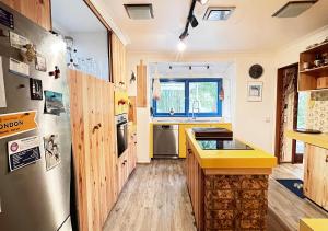 Kuchyň nebo kuchyňský kout v ubytování NEW Serene Modern Oasis