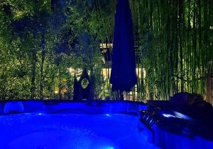 Bazén v ubytování NEW Serene Modern Oasis nebo v jeho okolí