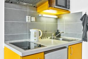 Kuchyň nebo kuchyňský kout v ubytování Stylish Apartment in Heart of Žižkov Near Iconic Sites