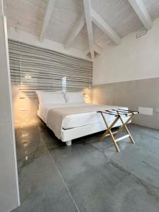 Una cama o camas en una habitación de San Pietro Home 35 fotos más