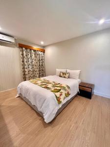 ein Schlafzimmer mit einem großen weißen Bett und einem Fenster in der Unterkunft Kidsfirst Apartment 5- Duncan Road, Suva City in Suva + 3 Fotos