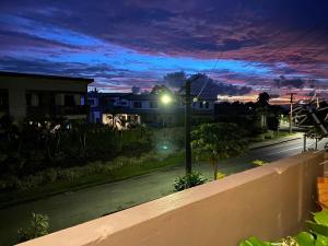 Blick auf eine Straße in der Nacht mit Straßenbeleuchtung in der Unterkunft Kidsfirst Apartment 5- Duncan Road, Suva City in Suva