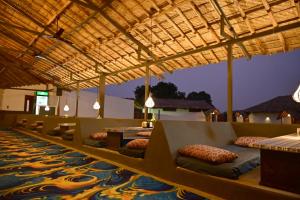 Un lugar para sentarse en The Hampi Cafe