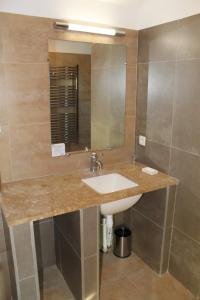 un bagno con lavandino e specchio di Maison 4 ou 6 personnes au cœur Corbières a Saint-Laurent-de-la-Cabrerisse