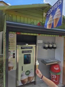 a person is holding an ice cream vending machine at Hof Schmörholm Dein Familienurlaub auf dem Bauernhof in Leck