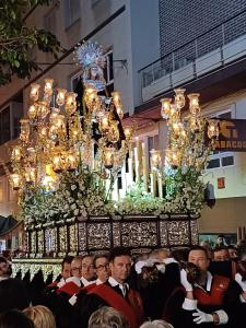 un groupe de personnes debout devant un grand lustre dans l'établissement Apartamento Grande-Centro Barrio Playa, à Alicante