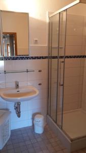 Ένα μπάνιο στο Ferienwohnung Raschke