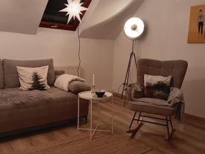 a living room with a couch and a lamp at Ferienwohnung Engelsthann in Hilders
