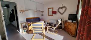 ル・デヴォリュイにあるGrand 3 pièces cosy à SuperDévoluy (05) - Plein Sud, au pied des pistesのリビングルーム(椅子2脚、ソファ付)