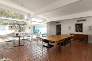 Posezení v ubytování The Monkey Tree by AvantStay Mid-Century Modern Oasis with Pool