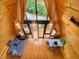 Posezení v ubytování Lakefront Wooden House Getaway, Gia Nghia, Dak Nong