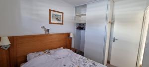 ル・デヴォリュイにあるGrand 3 pièces cosy à SuperDévoluy (05) - Plein Sud, au pied des pistesのベッドルーム1室(木製ヘッドボード付きのベッド1台付)