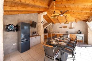 Kuchyň nebo kuchyňský kout v ubytování MY DALMATIA - Holiday home Briscola with private pool and amazing outside kitchen
